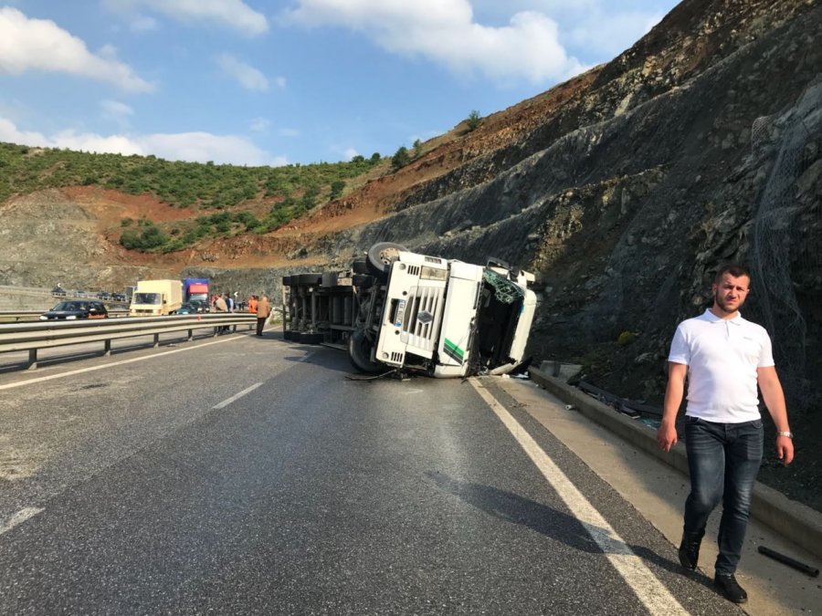 EMRI & FOTO GALERI/ Përmbyset trajleri në Rrugën e Kombit, humb jetën shoferi 42-vjeçar