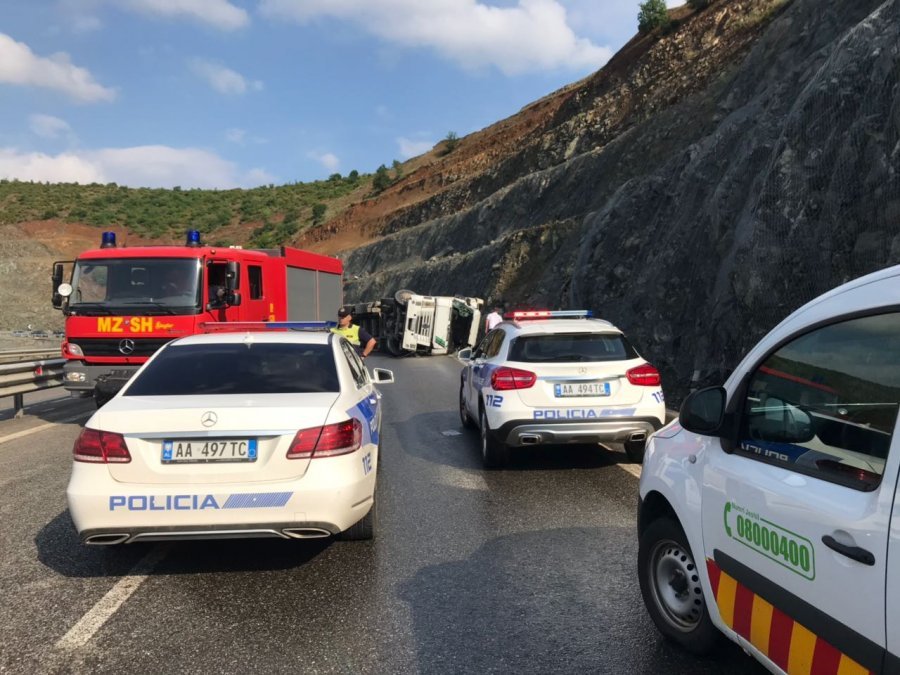 EMRI & FOTO GALERI/ Përmbyset trajleri në Rrugën e Kombit, humb jetën shoferi 42-vjeçar