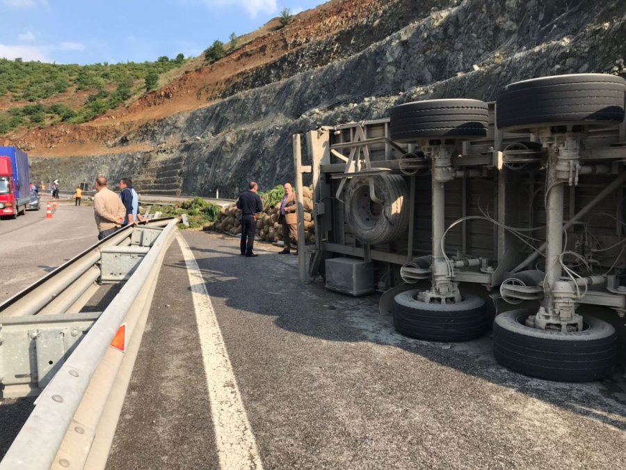 EMRI & FOTO GALERI/ Përmbyset trajleri në Rrugën e Kombit, humb jetën shoferi 42-vjeçar