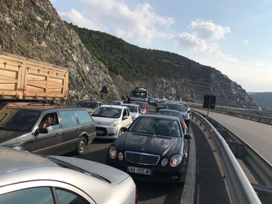 EMRI & FOTO GALERI/ Përmbyset trajleri në Rrugën e Kombit, humb jetën shoferi 42-vjeçar