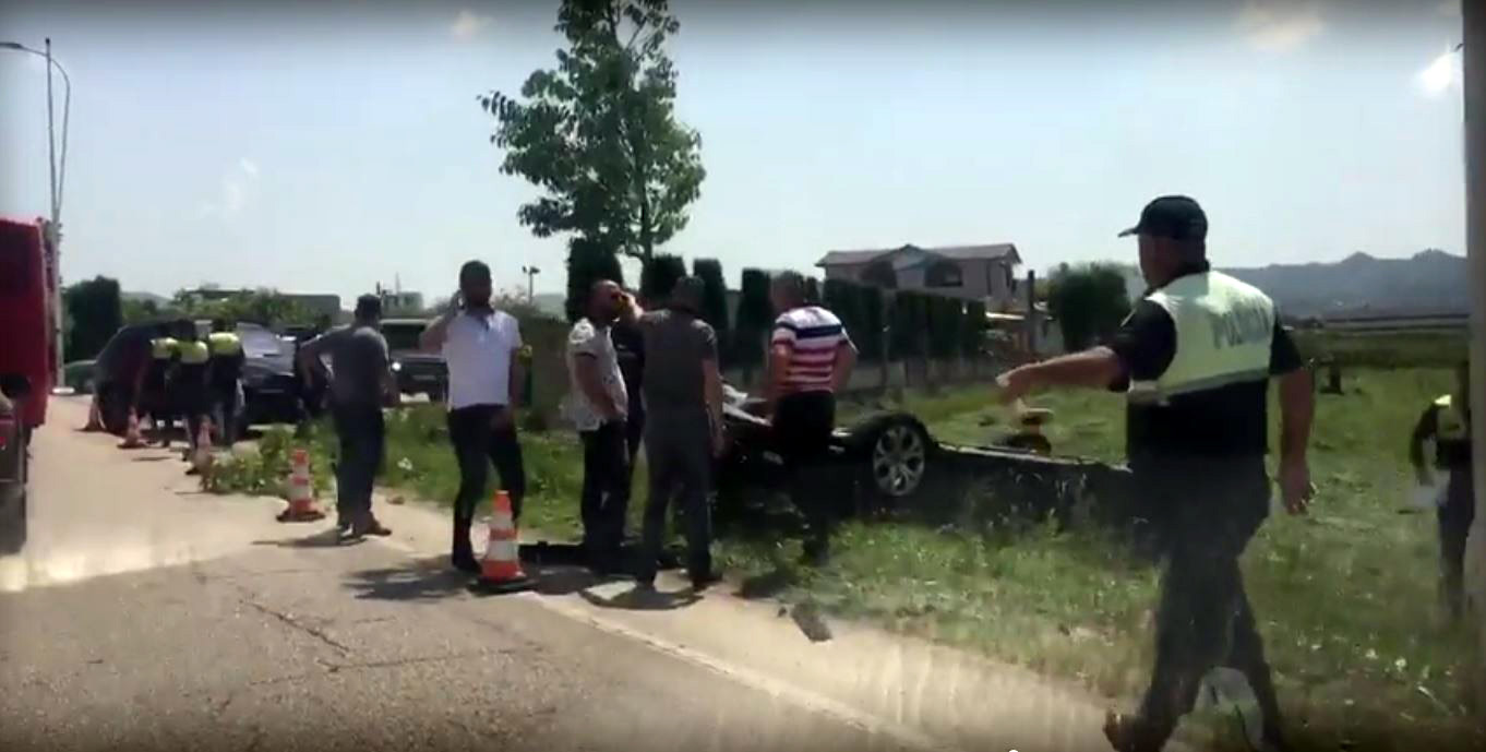 VIDEO/ Aksident në rrugën e Rinasit, ja si makina ka përfunduar në arë