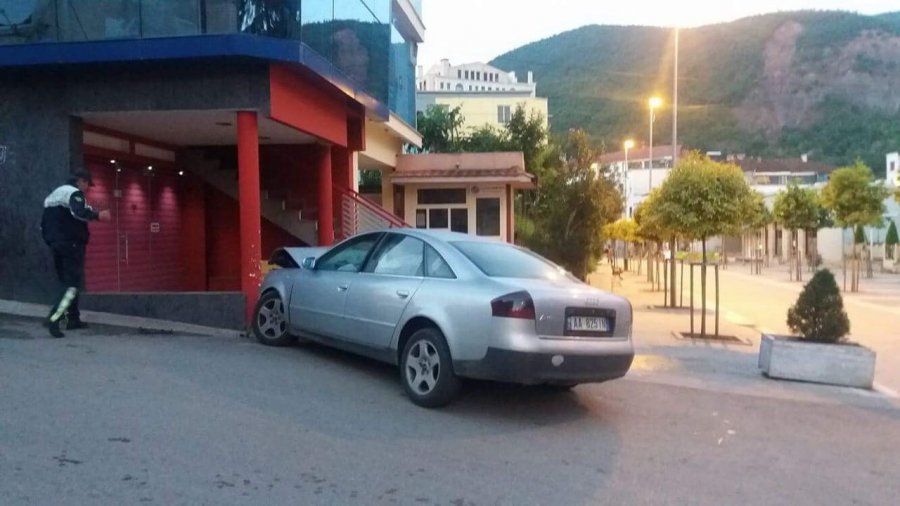 FOTO GALERI/ Librazhd, e reja pa patentë përplaset me kolonën e një lokali