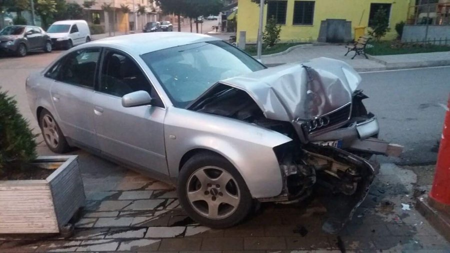 FOTO GALERI/ Librazhd, e reja pa patentë përplaset me kolonën e një lokali