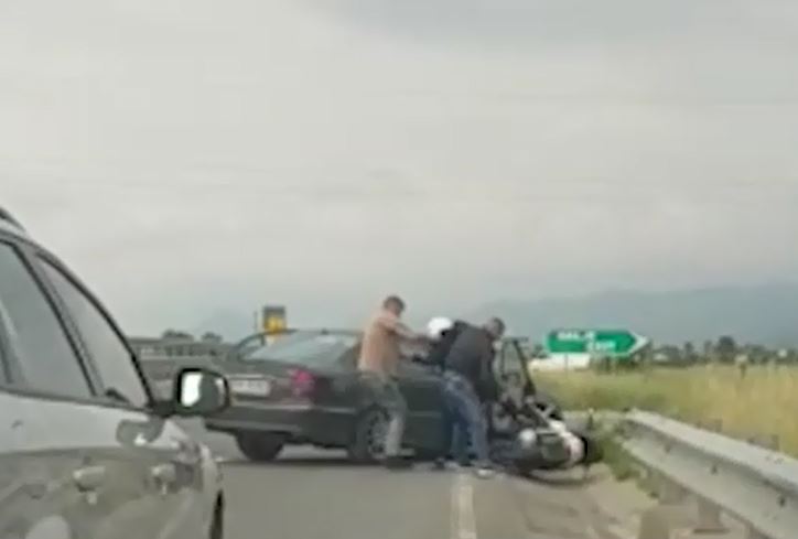 VIDEO & EMRI/ Kurbin, bllokohen dy mina me telekomandë, shihni si “e flakin” nga motori transportuesin e tyre