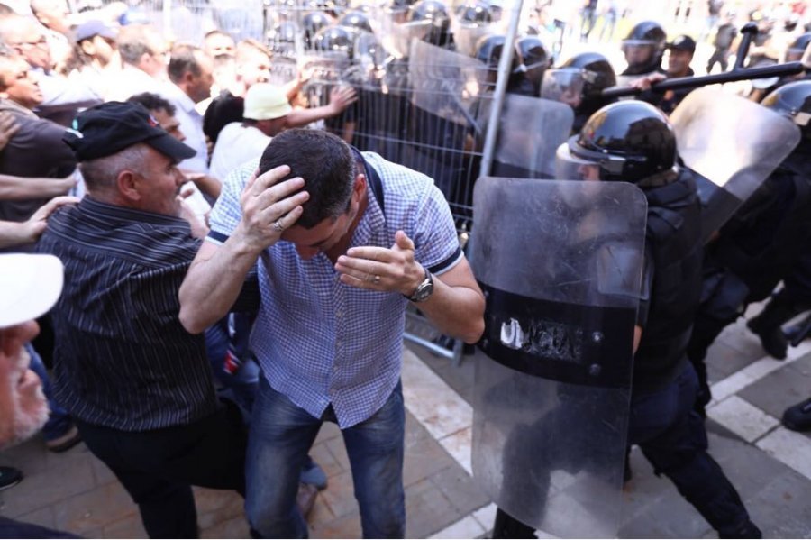 EMRI & FOTO GALERI/ Policia gjakos kryeredaktorin e Rilindjes Demokratike