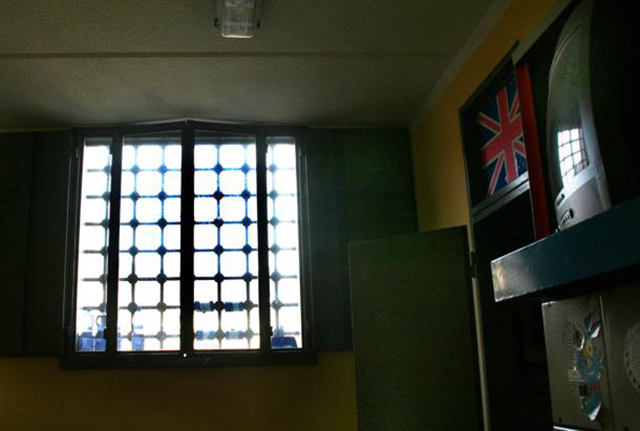 Shqiptarët i vënë zjarrin burgut në Genova