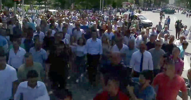 VIDEO LIVE/ FILLON PROTESTA E OPOZITËS