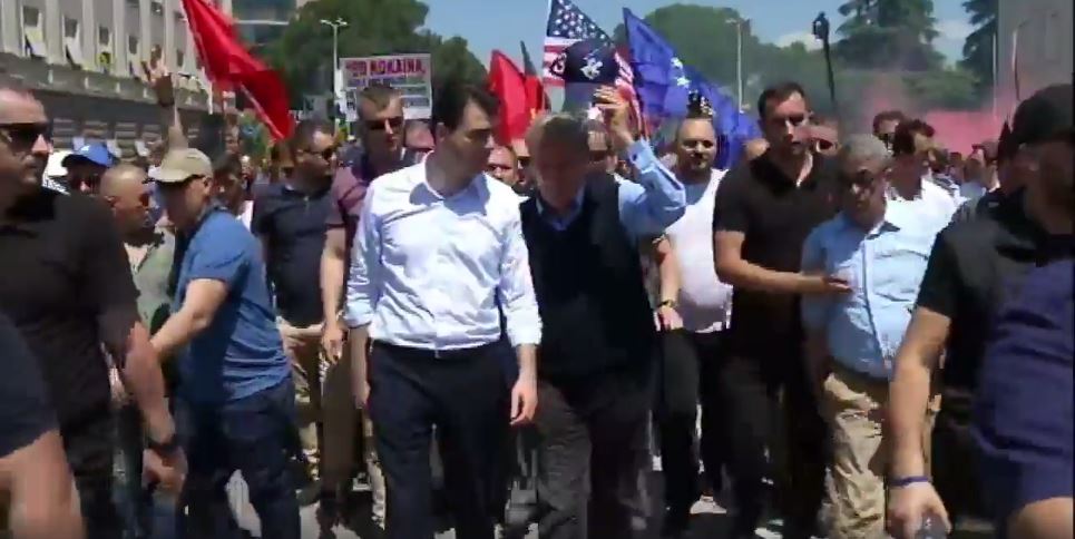 VIDEO/ Protestuesit marshojnë drejt ministrisë së Brendshme