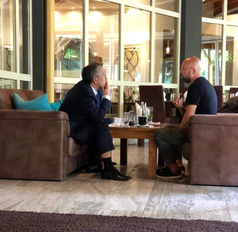 FOTO LAJM/ Ylli Manjani nuk ia kursen sulmet, Donald Lu nuk ia kursen kafen