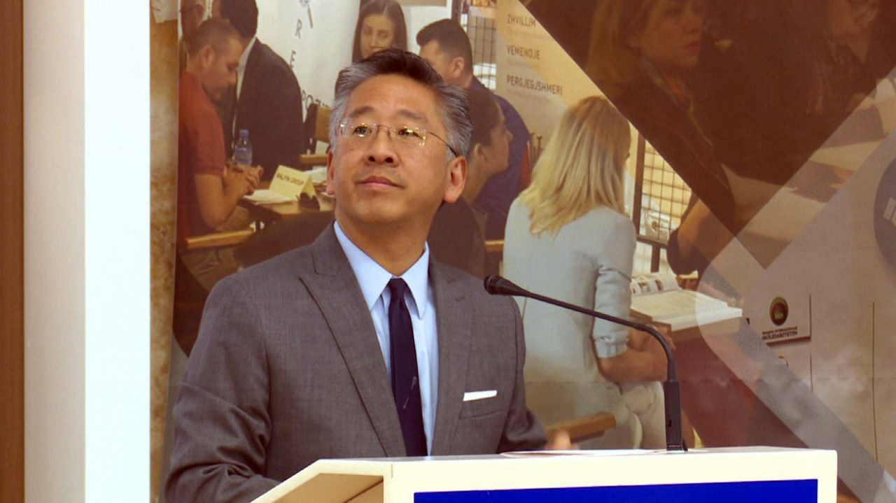 Donald Lu nuk përmend më “peshq të mëdhenj”, por ka diçka për të thënë për mandatin e Saimir Tahirit