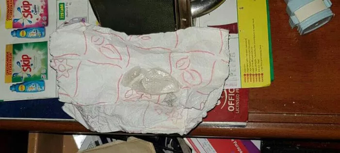 FOTO & EMRI/ Vlorë, sekuestrohen 20 doza heroinë, prangoset një person