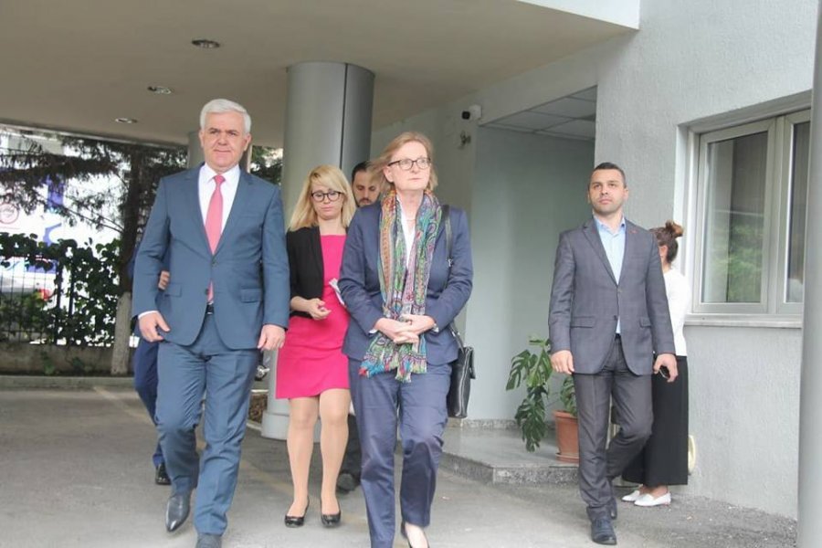 FOTO/ Ambasadorja gjermane ia thotë në sy Fatmir Xhafajt: Lufta kundër krimit të organizuar kusht për integrimin