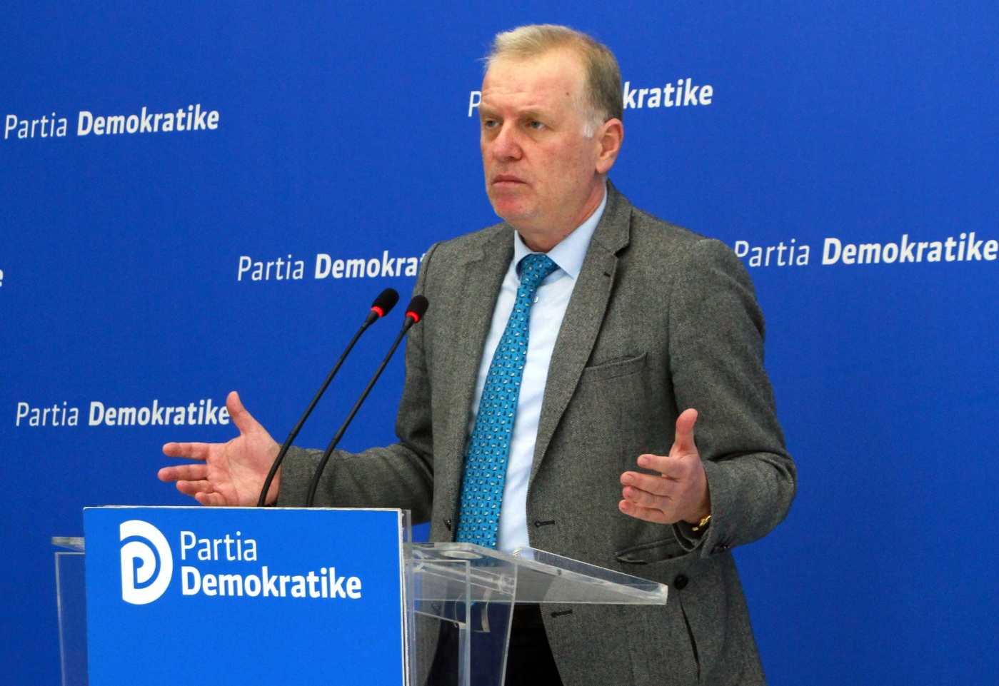 Deputeti i PD-së: Rezoluta e PS-së për Integrimin, tekst me furçë e bojëra për të hequr vëmendjen nga vëllezërit Xhafaj