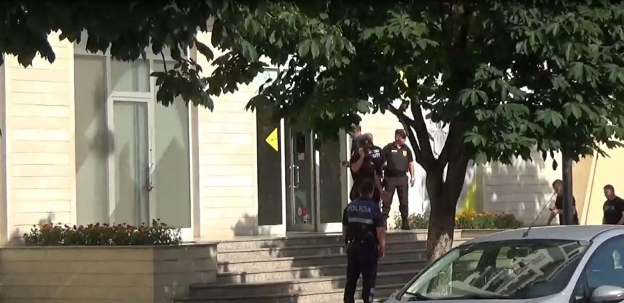 FOTO & RRËFIMI/ Flet ushtari që tentoi të grabisë bankën: Më refuzuan overdraftin, kisha nevojë për lekë