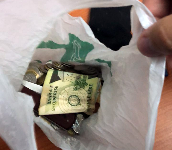 FOTO GALERI/ Tiranë, grabit me thikë farmacinë prangoset 17-vjeçari