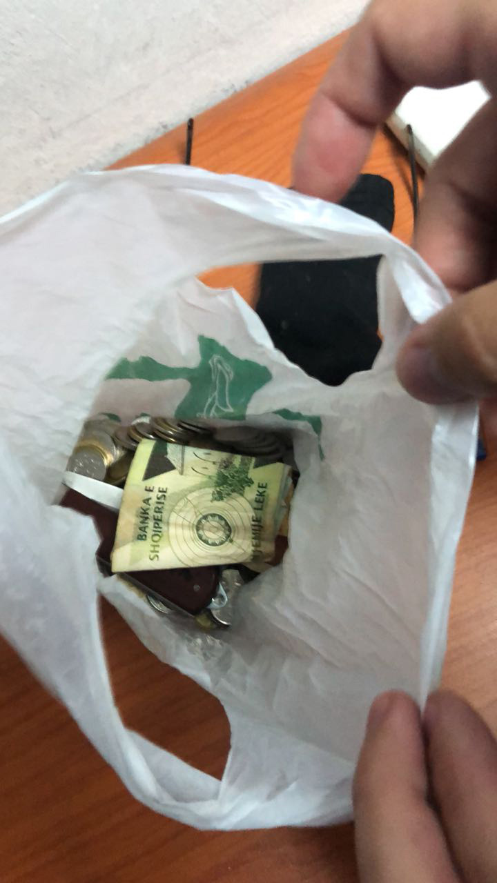 FOTO GALERI/ Tiranë, grabit me thikë farmacinë prangoset 17-vjeçari