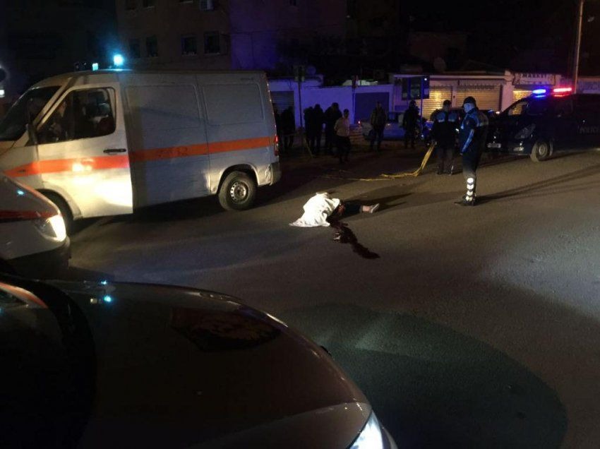 DETAJE/ I masakroi me thikë i biri, mjeku tregon gjendjen e çiftit – Nënës ende s’i kanë thënë se djali u vdiq