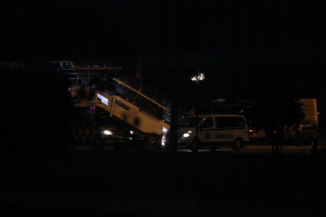 FOTO/Dalin pamjet e Izet Haxhisë në komisariatin e Rinasit