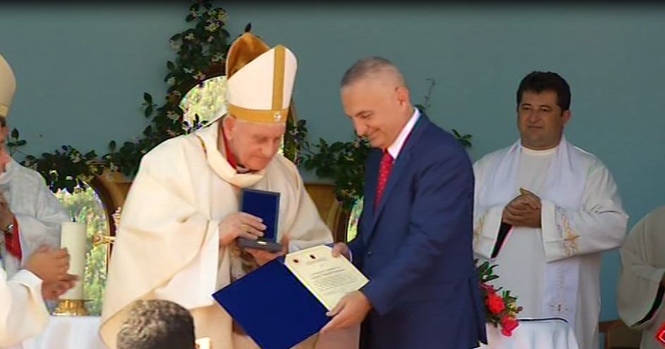 VIDEO / Presidenti Ilir Meta dekoron kardinalin Ernest Troshani, ceremonia te Kisha e Laçit