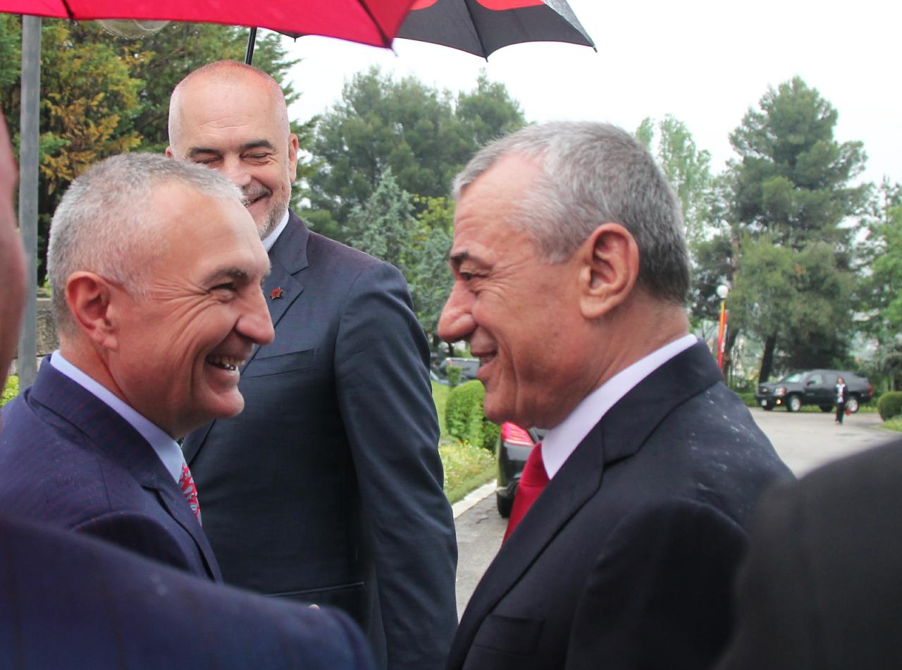 VIDEO/ Tiranë, përleshje me thika përballë Presidencës, dalin pamjet