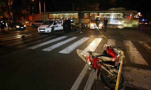 FOTO/ Itali, aksidentohet 17-vjeçari shqiptar, përplaset nga një makinë ndërsa lëvizte me motor