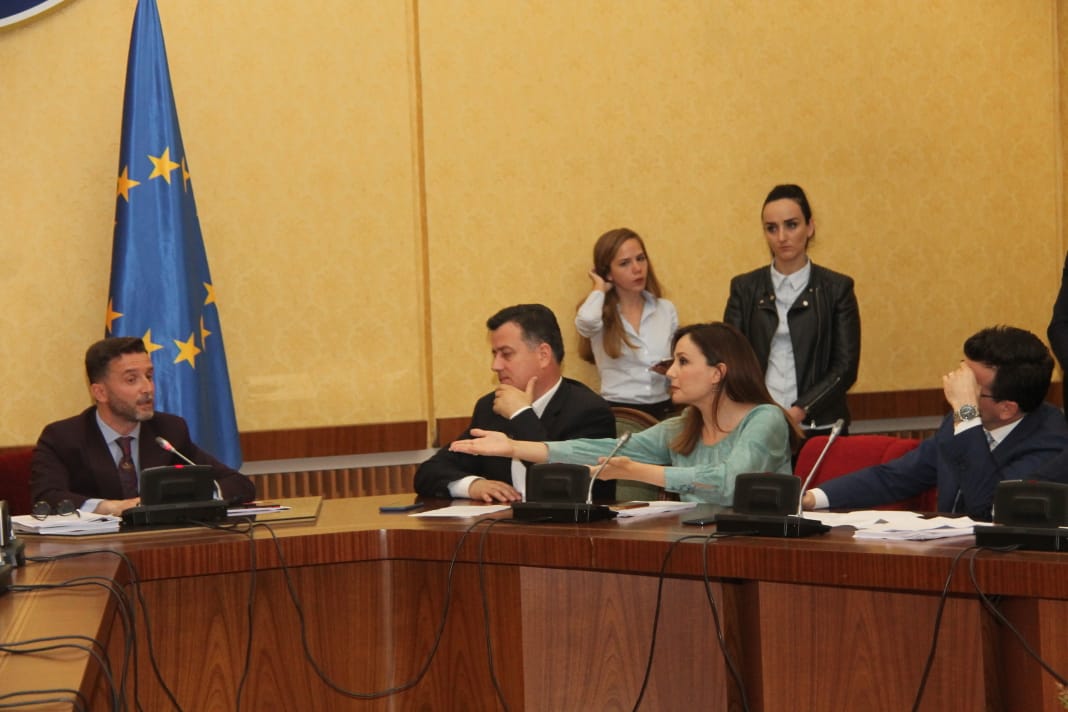 SKANDAL/ Edhe pezullimi i ligjit të Lojërave të Fatit, për të ndihmuar Agron Xhafajn