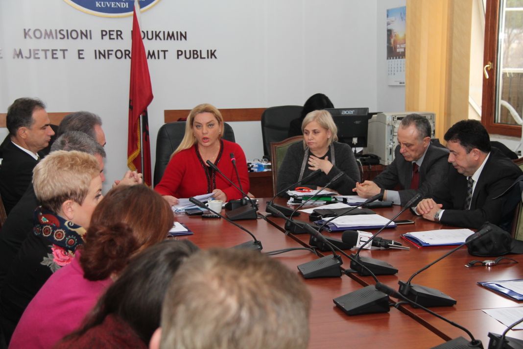 DEBATI/ Sherr i ashpër në komision, deputetët merak se po pastrohen paratë e drogës me kullat te Teatri, halli i Fidel Ylli se “i shajnë” ministren