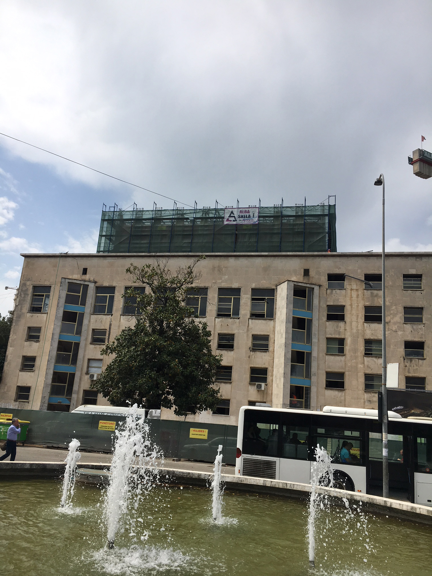 VIDEO & FOTO GALERI/ Nuk keni parë gjë akoma, një kullë “mbin si kërpudhë” mbi Pallatin e Kulturës