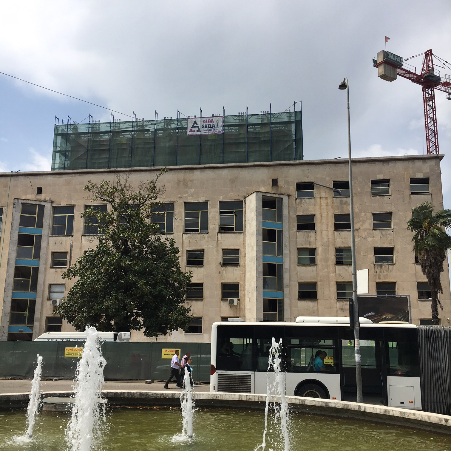 VIDEO & FOTO GALERI/ Nuk keni parë gjë akoma, një kullë “mbin si kërpudhë” mbi Pallatin e Kulturës