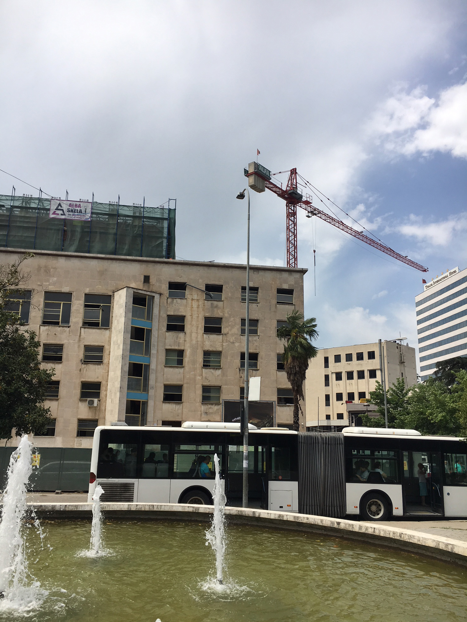 VIDEO & FOTO GALERI/ Nuk keni parë gjë akoma, një kullë “mbin si kërpudhë” mbi Pallatin e Kulturës
