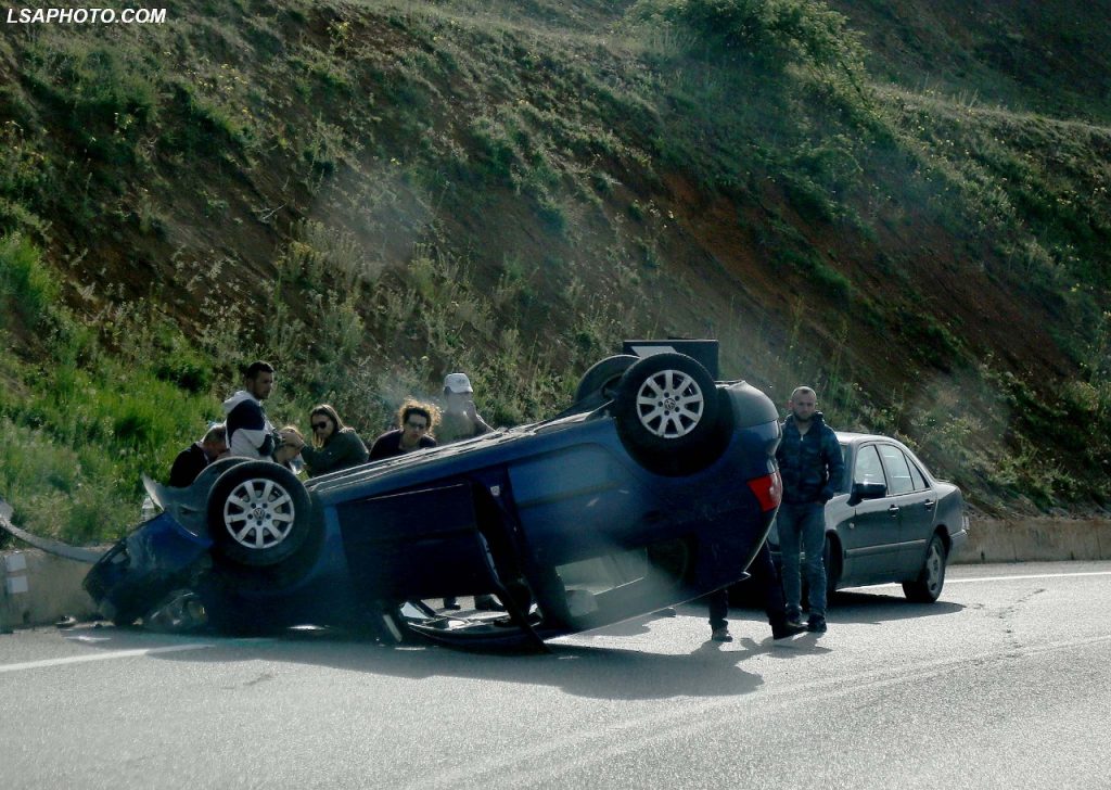 FOTO GALERI/ Qafë Thanë, makina përmbyset në rrugë, plagosen disa persona