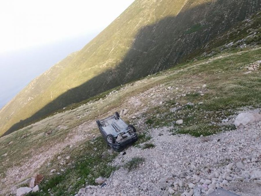 FOTO/ Makina bie në Llogara, nuk ka të lënduar