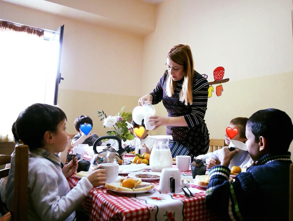 Manastirliu: Zero tolerancë për edukatoret abuzuese, kamera në institucione