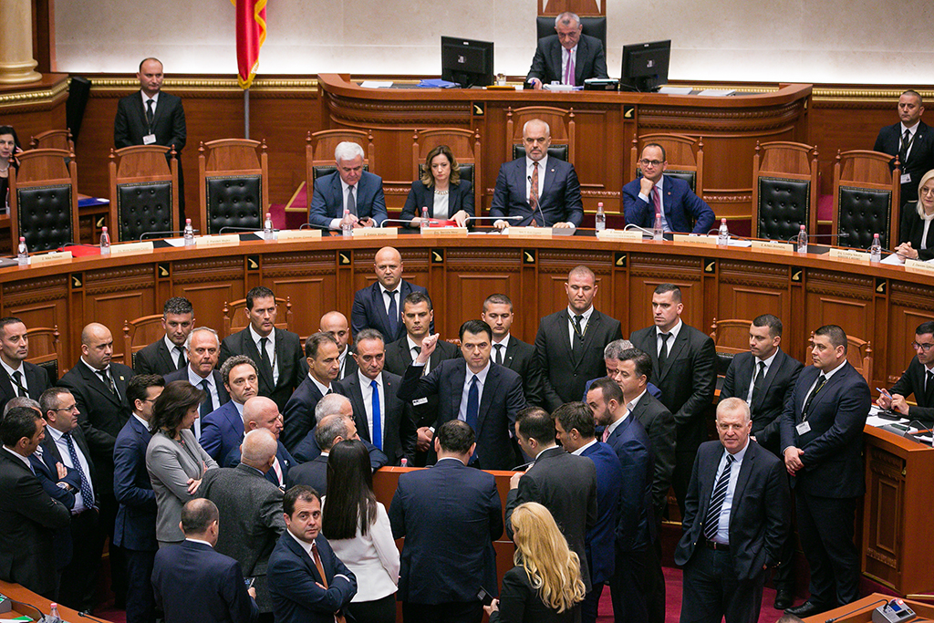 VIDEO/ PD publikon sot të tjera dokumente, Basha akuza të forta: Fatmir Xhafaj falsifikoi Kodin Penal për të shpëtuar vëllanë e tij Agron Xhafaj