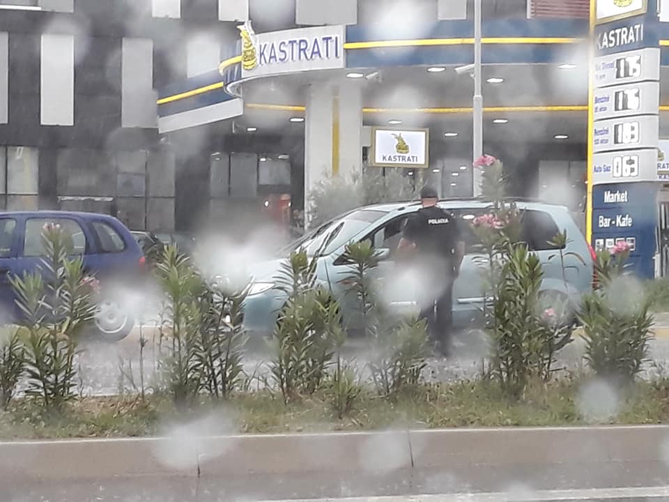 DETAJE & FOTO GALERI/ Arratisja nga gjykata e Mikel Kasës, Vlora në shtetrrethim, shoqërohen tre gardianë