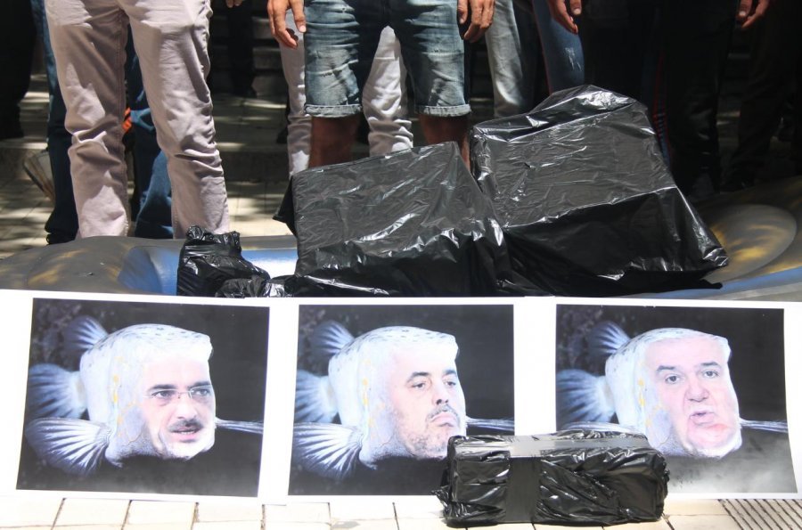 VIDEO & FOTO GALERI/ Të rinjtë e FRPD dhe LRI, protesta te ministria e Brendshme: Rama ik, Xhafaj ik!