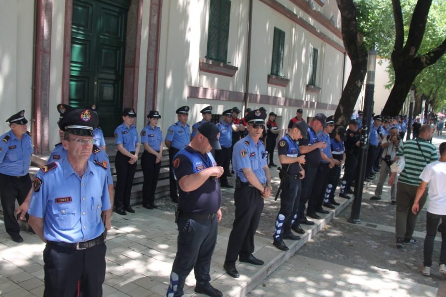 VIDEO & FOTO GALERI/ Të rinjtë e FRPD dhe LRI, protesta te ministria e Brendshme: Rama ik, Xhafaj ik!