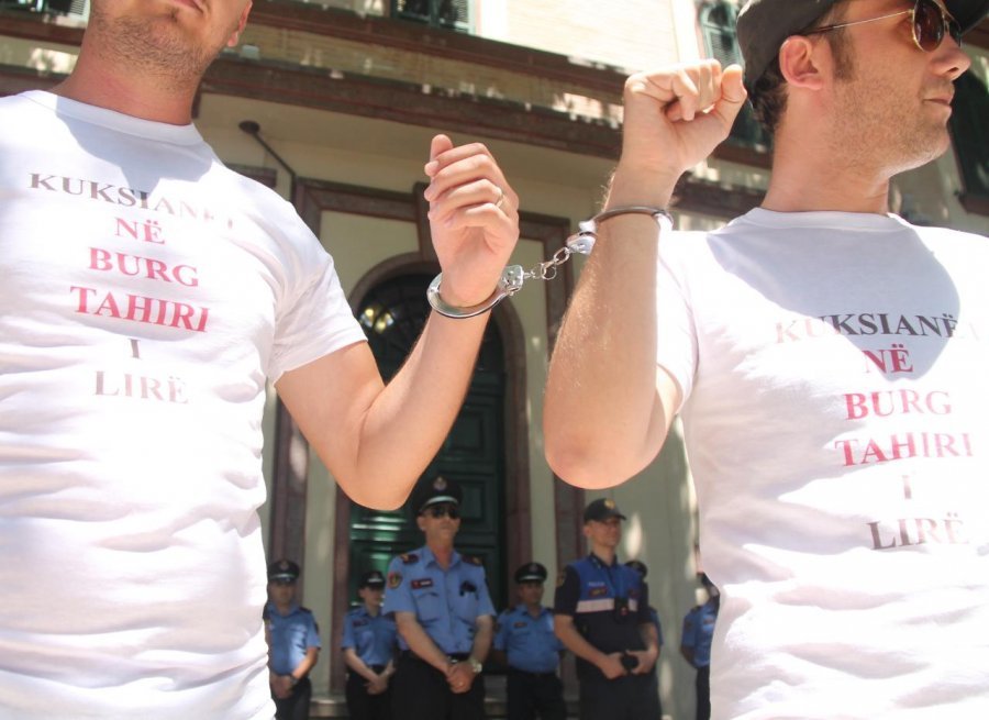 VIDEO & FOTO GALERI/ Të rinjtë e FRPD dhe LRI, protesta te ministria e Brendshme: Rama ik, Xhafaj ik!