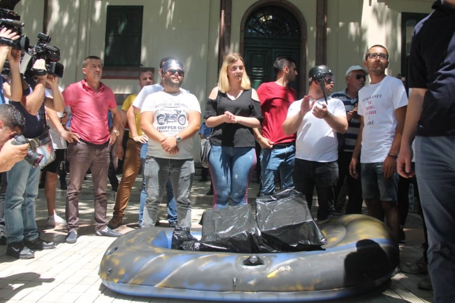 VIDEO & FOTO GALERI/ Të rinjtë e FRPD dhe LRI, protesta te ministria e Brendshme: Rama ik, Xhafaj ik!