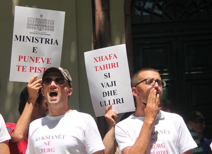 VIDEO & FOTO GALERI/ Të rinjtë e FRPD dhe LRI, protesta te ministria e Brendshme: Rama ik, Xhafaj ik!