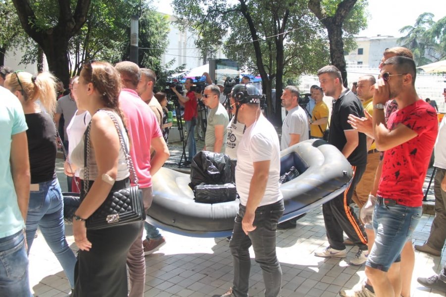 VIDEO & FOTO GALERI/ Të rinjtë e FRPD dhe LRI, protesta te ministria e Brendshme: Rama ik, Xhafaj ik!