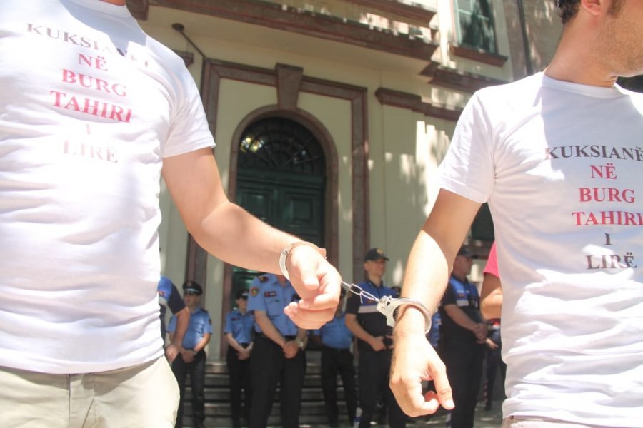 VIDEO & FOTO GALERI/ Të rinjtë e FRPD dhe LRI, protesta te ministria e Brendshme: Rama ik, Xhafaj ik!