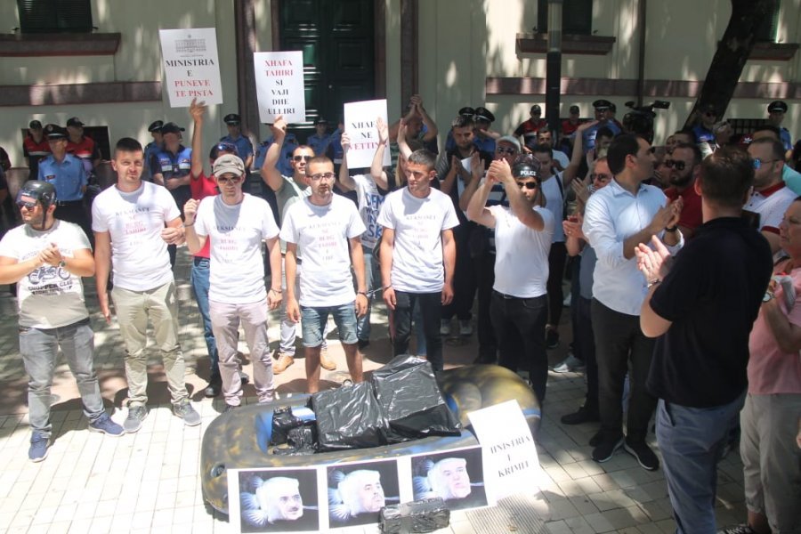 VIDEO & FOTO GALERI/ Të rinjtë e FRPD dhe LRI, protesta te ministria e Brendshme: Rama ik, Xhafaj ik!