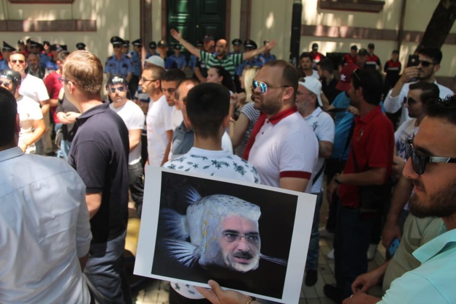 VIDEO & FOTO GALERI/ Të rinjtë e FRPD dhe LRI, protesta te ministria e Brendshme: Rama ik, Xhafaj ik!