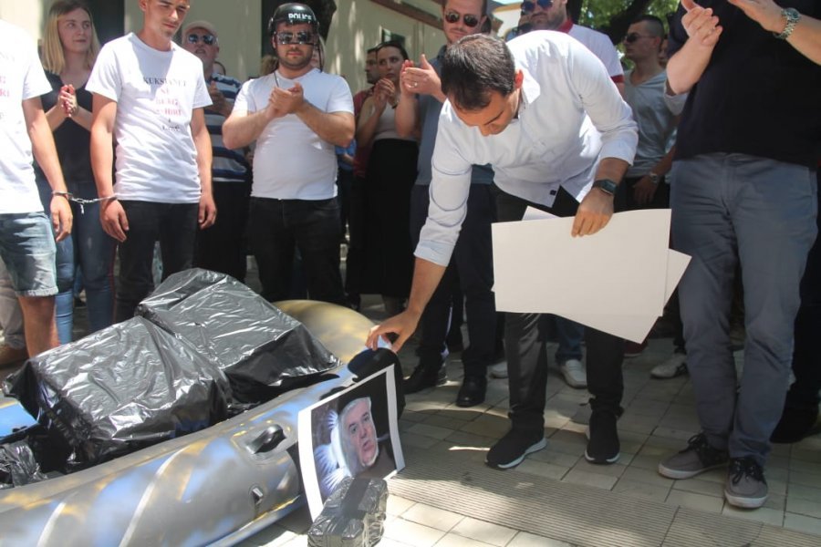 VIDEO & FOTO GALERI/ Të rinjtë e FRPD dhe LRI, protesta te ministria e Brendshme: Rama ik, Xhafaj ik!