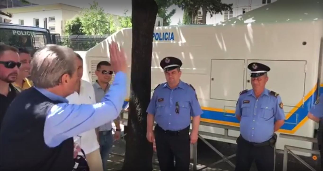 VIDEO LAJM/ Sali Berisha shkon te policët, ja çfarë ju thotë
