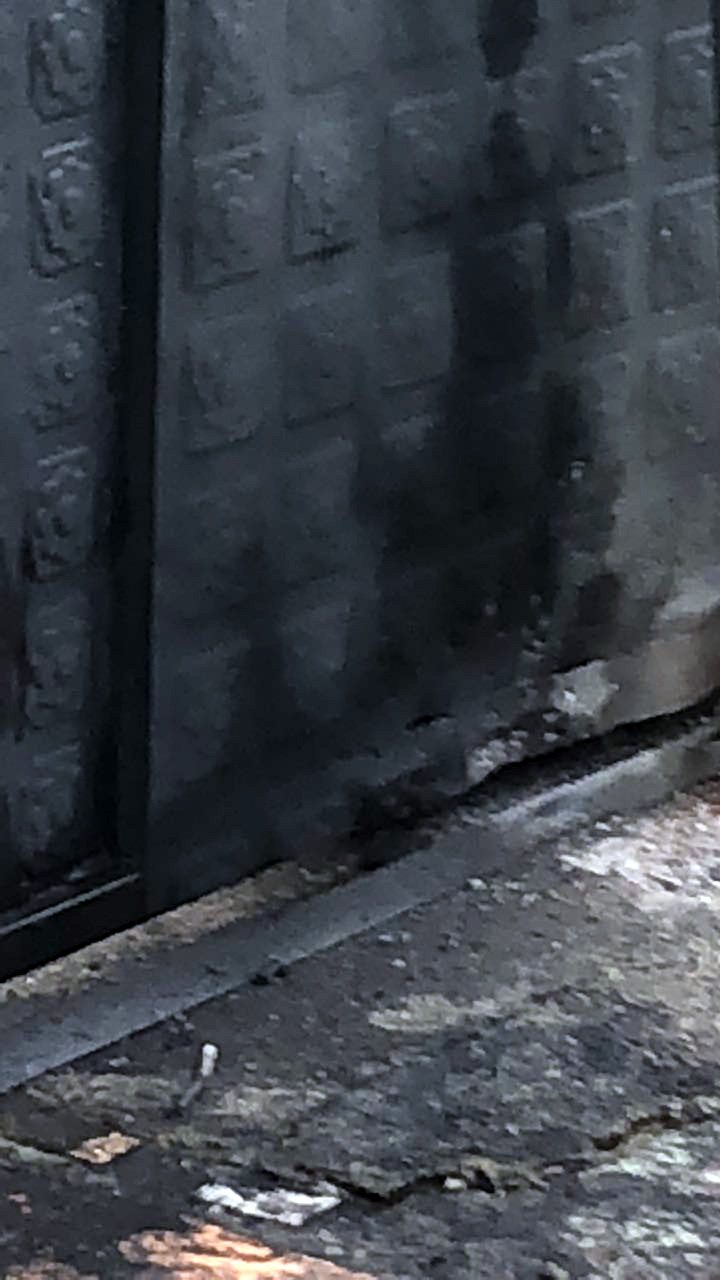 FOTO/ Tiranë, atentat me eksploziv në derën e shtëpisë, plagosen dy bashkëshortët