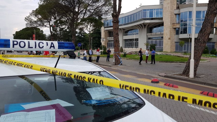 Tiranë, përleshje me thika përballë Presidencës, plagoset një gjimnazist