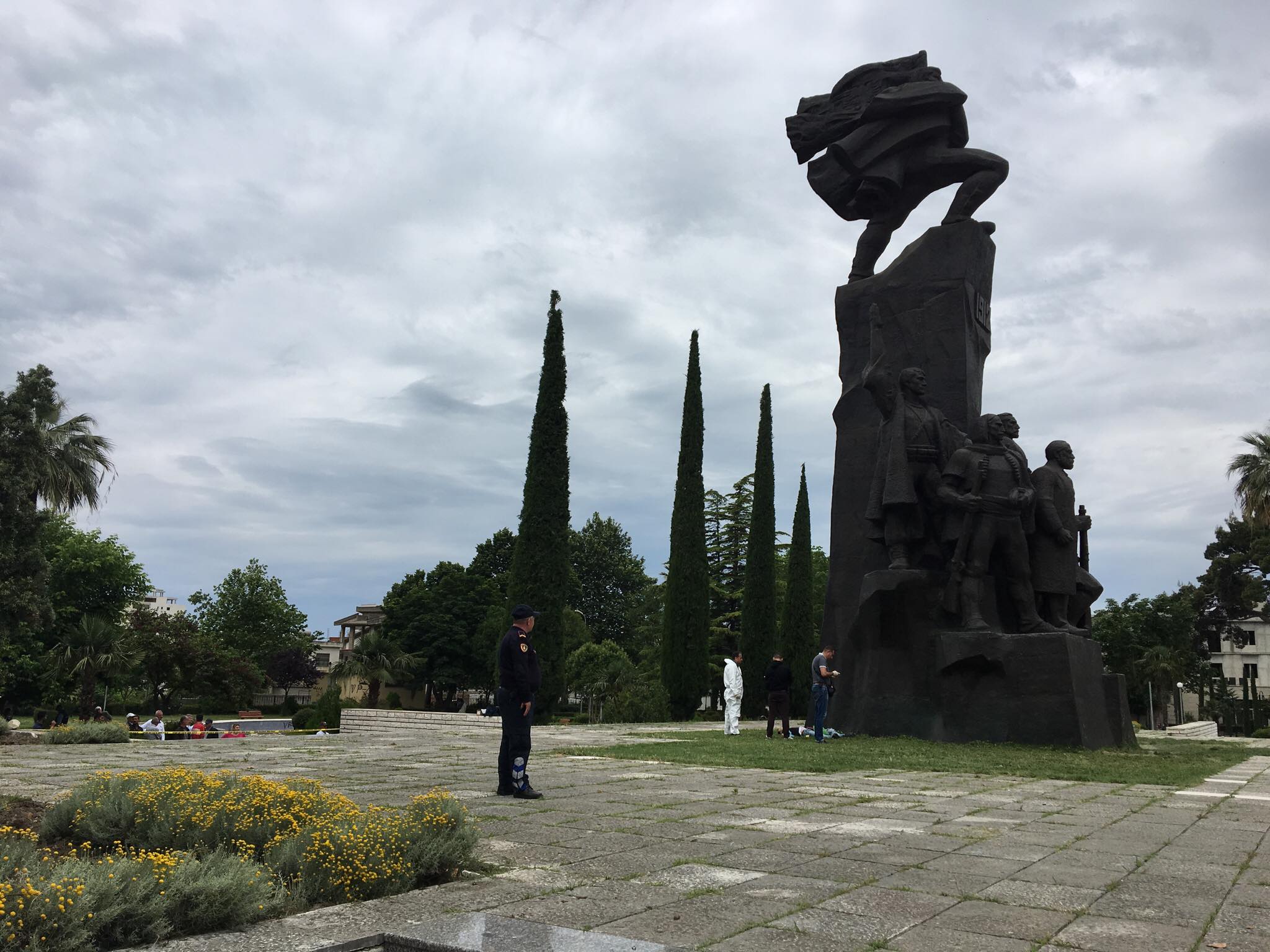 EMRI & FOTO GALERI/ Vlorë, gjendet një ri i dhunuar dhe i vdekur, në mes të qytetit