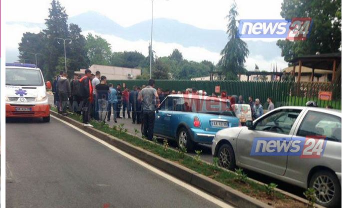 Makina godet gruan në Tiranë, gjendje kritike për jetën